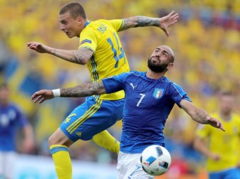 Der Italiener Simone Zaza (r) im Zweikampf mit dem Schweden Victor Lindelof bei der EM 2016. Foto: Armando Babani Der Italiener Simone Zaza (r) im Zweikampf mit dem Schweden Victor Lindelof bei der EM 2016. Foto: Armando Babani