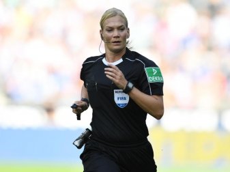 Schiedsrichterin Bibiana Steinhaus findet den Videobeweis gut. Foto: Soeren Stache Schiedsrichterin Bibiana Steinhaus findet den Videobeweis gut. Foto: Soeren Stache