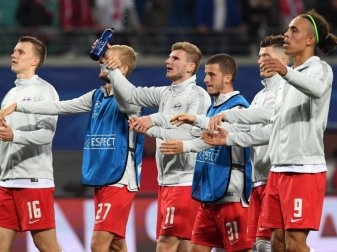 Die Mannschaft von RB-Leipzig feierte ihren ersten Champions-League-Sieg. Foto: Hendrik Schmidt Die Mannschaft von RB-Leipzig feierte ihren ersten Champions-League-Sieg. Foto: Hendrik Schmidt
