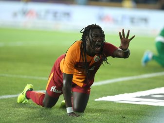 Galatasarays Torjäger Gomis mit seinem bekannten Torjubel Galatasarays Torjäger Gomis mit seinem bekannten Torjubel