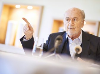Blatter hofft darauf, zur WM nach Russland zu fahren