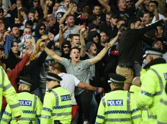 Die Polizei wird auch Fans befragen Die Polizei wird auch Fans befragen