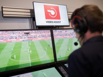 Der Videobeweis wird ab dem Viertelfinale auch beim DFB-Pokal zum Einsatz kommen. Foto: Rolf Vennenbernd Der Videobeweis wird ab dem Viertelfinale auch beim DFB-Pokal zum Einsatz kommen. Foto: Rolf Vennenbernd