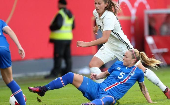 Melanie Leupolz (oben) im Zweikampf mit der Isländerin Gunnhildur Jonsdottir. Foto: Thomas Frey