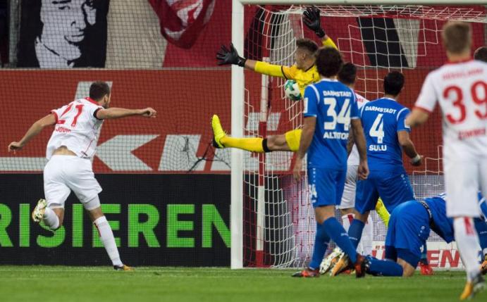 Der Düsseldorfer Emir Kujovic (l) traf per Kopf zum 1:0. Foto: Bernd Thissen