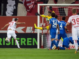 Der Düsseldorfer Emir Kujovic (l) traf per Kopf zum 1:0. Foto: Bernd Thissen Der Düsseldorfer Emir Kujovic (l) traf per Kopf zum 1:0. Foto: Bernd Thissen