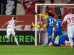 Der Düsseldorfer Emir Kujovic (l) traf per Kopf zum 1:0. Foto: Bernd Thissen