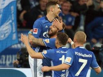 Leon Goretzka (l) wird von seinem Schalker Teamkollegen gefeiert. Foto: Ina Fassbender