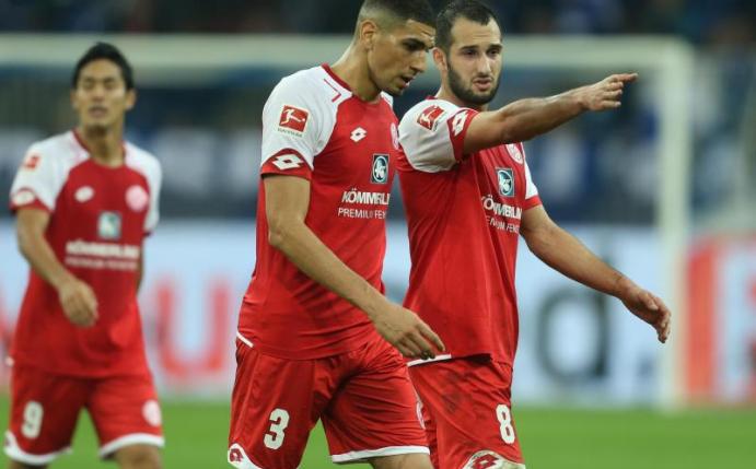 Der Mainzer Leon Balogun (M) erlitt gegen Schalke 04 einen Jochbeinbruch. Foto: Ina Fassbender