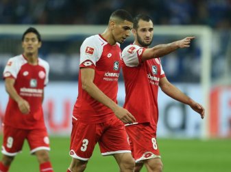 Der Mainzer Leon Balogun (M) erlitt gegen Schalke 04 einen Jochbeinbruch. Foto: Ina Fassbender Der Mainzer Leon Balogun (M) erlitt gegen Schalke 04 einen Jochbeinbruch. Foto: Ina Fassbender
