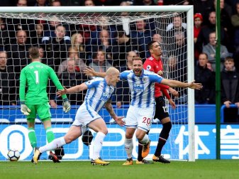 Huddersfields Torschützen Aaron Mooy (M) und Laurent Depoitre (r). Foto: Nigel French Huddersfields Torschützen Aaron Mooy (M) und Laurent Depoitre (r). Foto: Nigel French