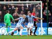 Huddersfields Torschützen Aaron Mooy (M) und Laurent Depoitre (r). Foto: Nigel French