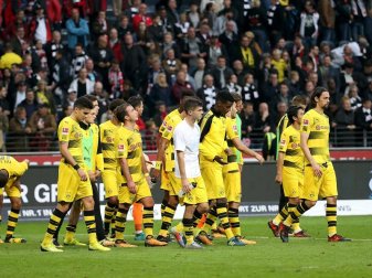Die Dortmunder Spieler waren nach dem Remis in Frankfurt enttäuscht. Foto: Hasan Bratic Die Dortmunder Spieler waren nach dem Remis in Frankfurt enttäuscht. Foto: Hasan Bratic
