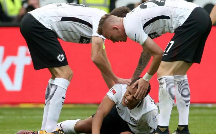 Der Frankfurter Timothy Chandler hat sich schwer verletzt. Foto: Hasan Bratic