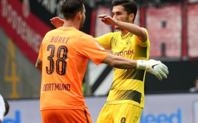 Nuri Sahin umarmt nach seinem Treffer den BVB-Torwart Roman Bürki. Foto: Hasan Bratic