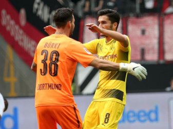 Nuri Sahin umarmt nach seinem Treffer den BVB-Torwart Roman Bürki. Foto: Hasan Bratic Nuri Sahin umarmt nach seinem Treffer den BVB-Torwart Roman Bürki. Foto: Hasan Bratic