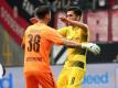 Nuri Sahin umarmt nach seinem Treffer den BVB-Torwart Roman Bürki. Foto: Hasan Bratic