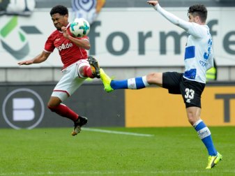 Mwene (l.) im Zweikampf mit Moritz Stoppelkamp (r.)