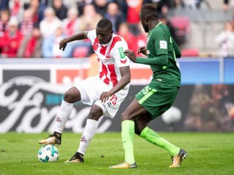 Der Kölner Stürmer Sehrou Guirassy (l) im Zweikampf mit Bremens Lamine Sané. Foto: Marius Becker Der Kölner Stürmer Sehrou Guirassy (l) im Zweikampf mit Bremens Lamine Sané. Foto: Marius Becker