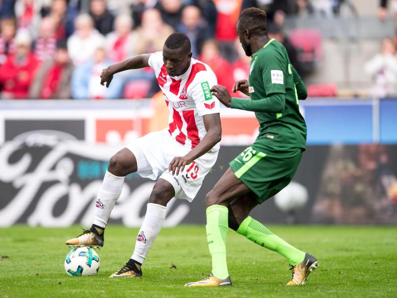 Der Kölner Stürmer Sehrou Guirassy (l) im Zweikampf mit Bremens Lamine Sané. Foto: Marius Becker