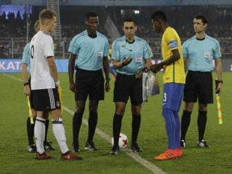 Jann-Fiete Arp (l.) konnte trotz seines Tores die Niederlage bei der U17-WM in Indien gegen Brasilien nicht verhindern. Foto: Bikas Das Jann-Fiete Arp (l.) konnte trotz seines Tores die Niederlage bei der U17-WM in Indien gegen Brasilien nicht verhindern. Foto: Bikas Das