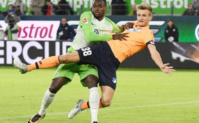 Wolfsburgs Landry Dimata (l) und Hoffenheims Stefan Posch im Zweikampf. Foto: Peter Steffen