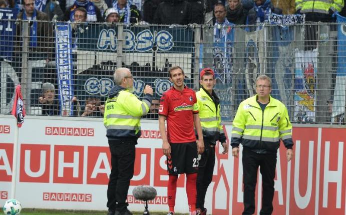 Freiburgs Kapitän Julian Schuster während des Spiels gegen Hertha BSC. Foto: Patrick Seeger