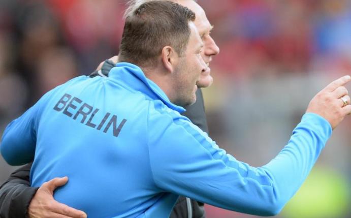 Reichten sich trotz Differenzen die Hand: Freiburgs Trainer Christian Streich und Herthas Pal Dardai (vorne). Foto: Patrick Seeger