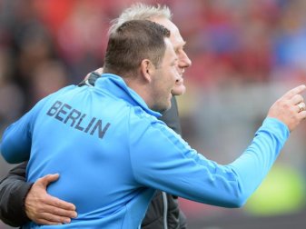 Reichten sich trotz Differenzen die Hand: Freiburgs Trainer Christian Streich und Herthas Pal Dardai (vorne). Foto: Patrick Seeger Reichten sich trotz Differenzen die Hand: Freiburgs Trainer Christian Streich und Herthas Pal Dardai (vorne). Foto: Patrick Seeger