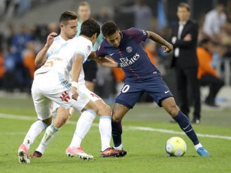 Neymar (r) musste im Spiel gegen Marseille nach einer gelb-roten Karte vom Platz. Foto: Claude Paris