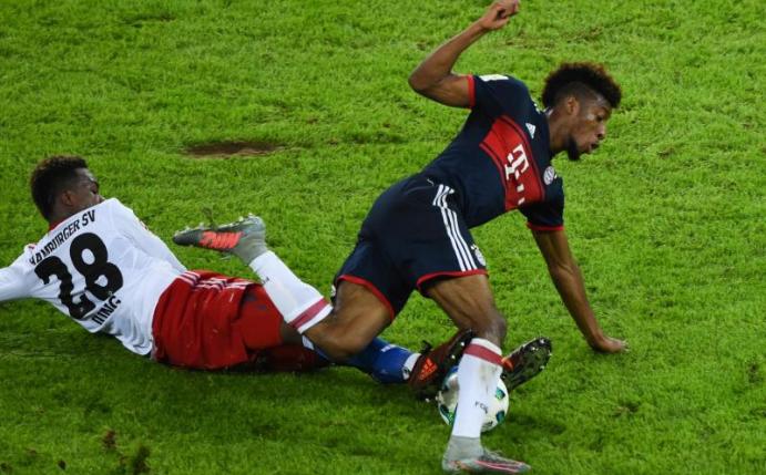 Für dieses Foul an Münchens Kingsley Coman (r) ist Hamburgs Gideon Jung für zwei Spiele gesperrt worden. Foto: Christophe Gateau
