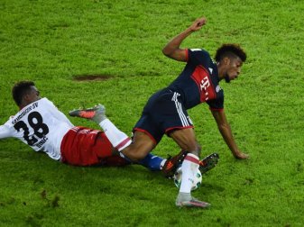 Für dieses Foul an Münchens Kingsley Coman (r) ist Hamburgs Gideon Jung für zwei Spiele gesperrt worden. Foto: Christophe Gateau Für dieses Foul an Münchens Kingsley Coman (r) ist Hamburgs Gideon Jung für zwei Spiele gesperrt worden. Foto: Christophe Gateau