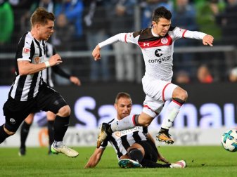 St. Paulis Waldemar Sobota (r) stürmt an den Sandhäusern Manuel Stiefler (u) und Denis Linsmayer vorbei. Foto: Uwe Anspach St. Paulis Waldemar Sobota (r) stürmt an den Sandhäusern Manuel Stiefler (u) und Denis Linsmayer vorbei. Foto: Uwe Anspach