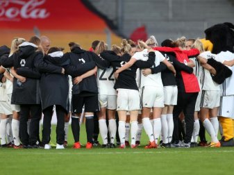 Die deutschen Fußball-Frauen müssen nach der Heimniederlage gegen Island Wiedergutmachung betreiben. Foto: Thomas Frey Die deutschen Fußball-Frauen müssen nach der Heimniederlage gegen Island Wiedergutmachung betreiben. Foto: Thomas Frey