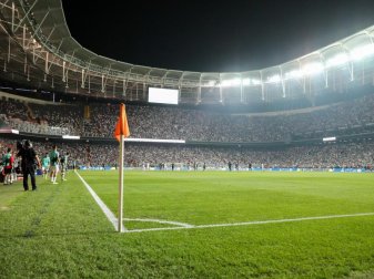 Nach dem Ausfall einer Hälfte der Stadionbeleuchtung gibt es in Istanbul eine Spielunterbrechung. Foto: Jan Woitas Nach dem Ausfall einer Hälfte der Stadionbeleuchtung gibt es in Istanbul eine Spielunterbrechung. Foto: Jan Woitas