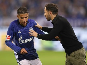 Domenico Tedesco (r.) motiviert Neuzugang Amine Harit Domenico Tedesco (r.) motiviert Neuzugang Amine Harit