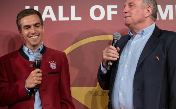 Philipp Lahm (l) lobt Uli Hoeneß für dessen offene Art. Foto: Sven Hoppe
