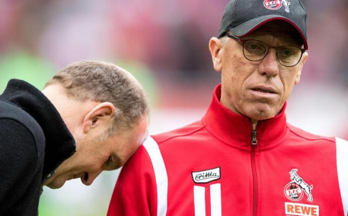 Kölns Trainer Peter Stöger (r) war überrascht von der Trennung von FC-Geschäftsführer Jörg Schmadtke. Foto: Marius Becker