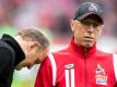 Kölns Trainer Peter Stöger (r) war überrascht von der Trennung von FC-Geschäftsführer Jörg Schmadtke. Foto: Marius Becker