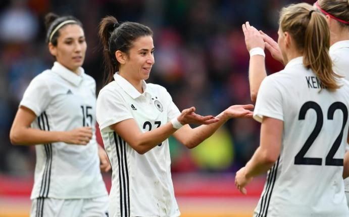 Deutschlands Fußball-Frauen bejubeln den Kantersieg gegen Färöer. Foto: Uwe Anspach