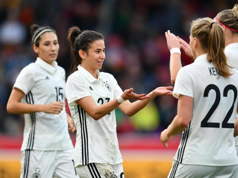 Deutschlands Fußball-Frauen bejubeln den Kantersieg gegen Färöer. Foto: Uwe Anspach