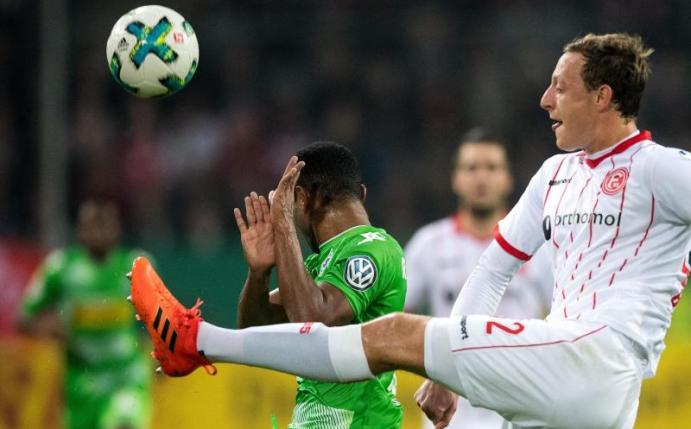 Düsseldorfs Robin Bormuth (r) spielt den Ball, der Gladbacher Raffael dreht sich weg. Foto: Marius Becker