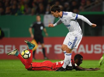 Wiesbadens Stephané Mvibudulu (unten) und der Schalker Benjamin Stambouli beim Zweikampf. Foto: Arne Dedert Wiesbadens Stephané Mvibudulu (unten) und der Schalker Benjamin Stambouli beim Zweikampf. Foto: Arne Dedert