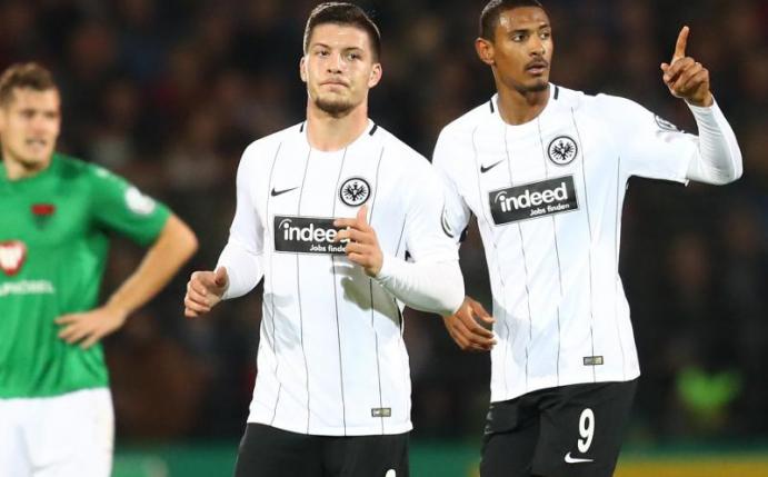 Frankfurts Sebastien Haller (r) bejubelt mit Luka Jovic (M) seinen Treffer zum 1:0 in Schweinfurt. Foto: Daniel Karmann