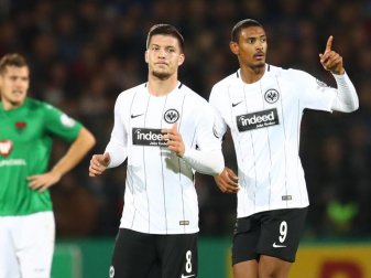 Frankfurts Sebastien Haller (r) bejubelt mit Luka Jovic (M) seinen Treffer zum 1:0 in Schweinfurt. Foto: Daniel Karmann Frankfurts Sebastien Haller (r) bejubelt mit Luka Jovic (M) seinen Treffer zum 1:0 in Schweinfurt. Foto: Daniel Karmann