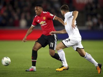 Swanseas Angel Rangel (r) im Duell Manchester-Akteur Anthony Martial. Foto: Nick Potts Swanseas Angel Rangel (r) im Duell Manchester-Akteur Anthony Martial. Foto: Nick Potts