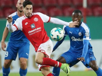 Der Mainzer Suat Serdar (l) versucht den Ball gegen den Kieler David Kinsombi zu behaupten. Foto: Thomas Frey. Der Mainzer Suat Serdar (l) versucht den Ball gegen den Kieler David Kinsombi zu behaupten. Foto: Thomas Frey.