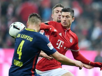 Torjäger Robert Lewandowski (r) muss mit dem FC Bayern im DFB-Pokal bei RP Leipzig ran. Foto: Tobias Hase Torjäger Robert Lewandowski (r) muss mit dem FC Bayern im DFB-Pokal bei RP Leipzig ran. Foto: Tobias Hase