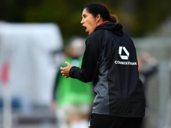 Bundestrainerin Steffi Jones steht unter Beobachtung von DFB-Präsident Reinhard Grindel. Foto: Uwe Anspach