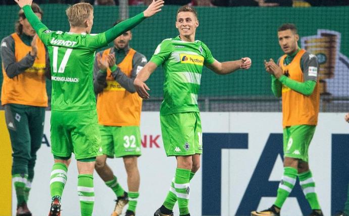 Gladbachs Thorgan Hazard (M) feiert seinen Treffer zur 1:0-Führung mit Oscar Wendt. Foto: Marius Becker